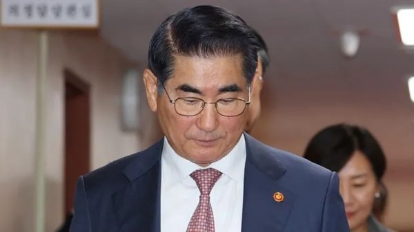 泽巨配资 韩国总统府被搜查！前国防部长在拘留所卫生间用衣服结绳企图自杀！韩警察厅厅长被逮捕